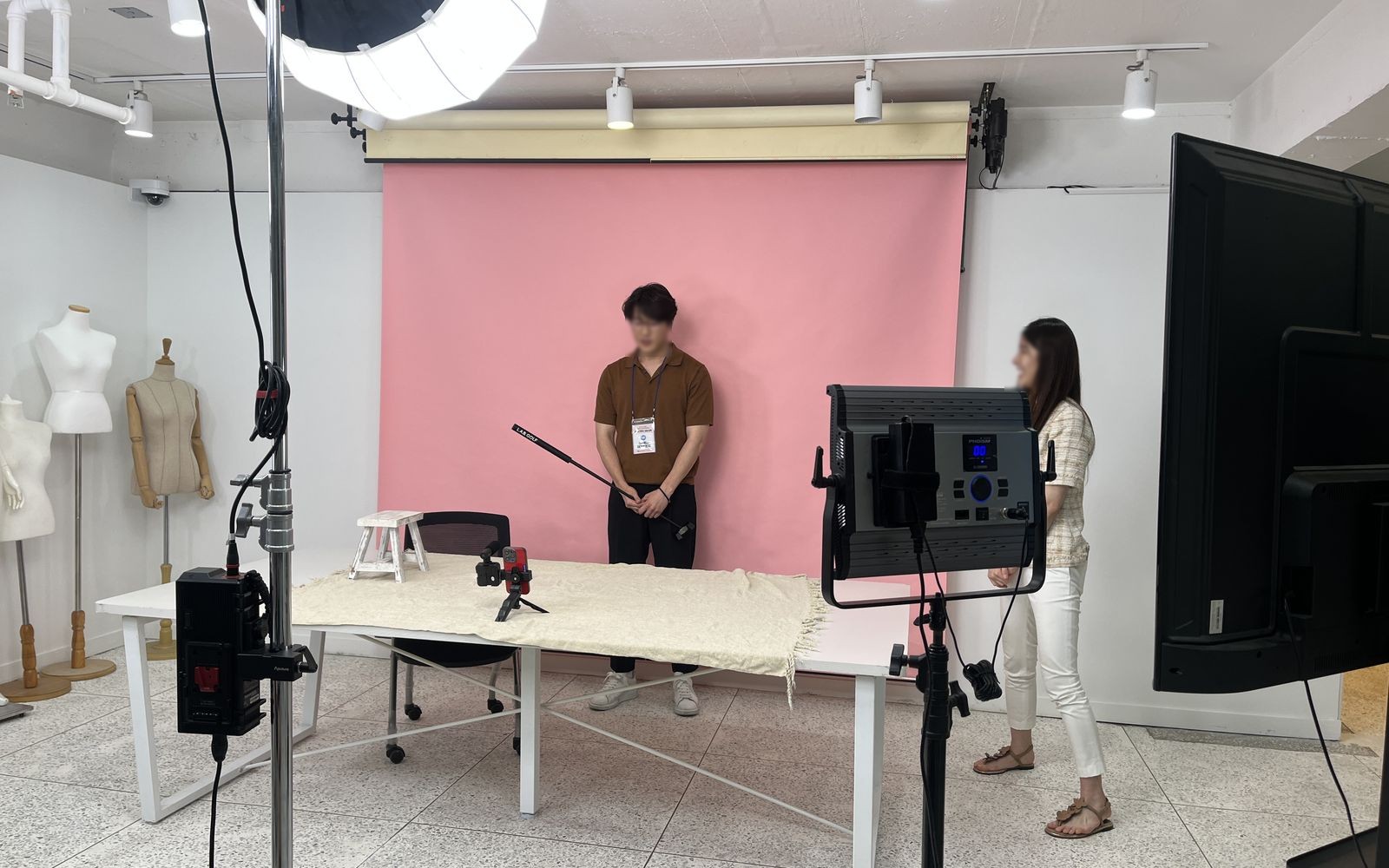 스마트폰 삼각대와 조명으로 구성된 실습 촬영 세팅