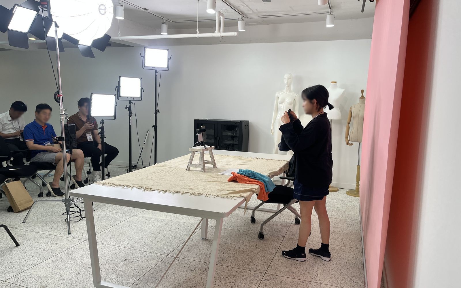 실습 스튜디오 — 조명, 배경지, 촬영 장비를 갖춘 실전 세트
